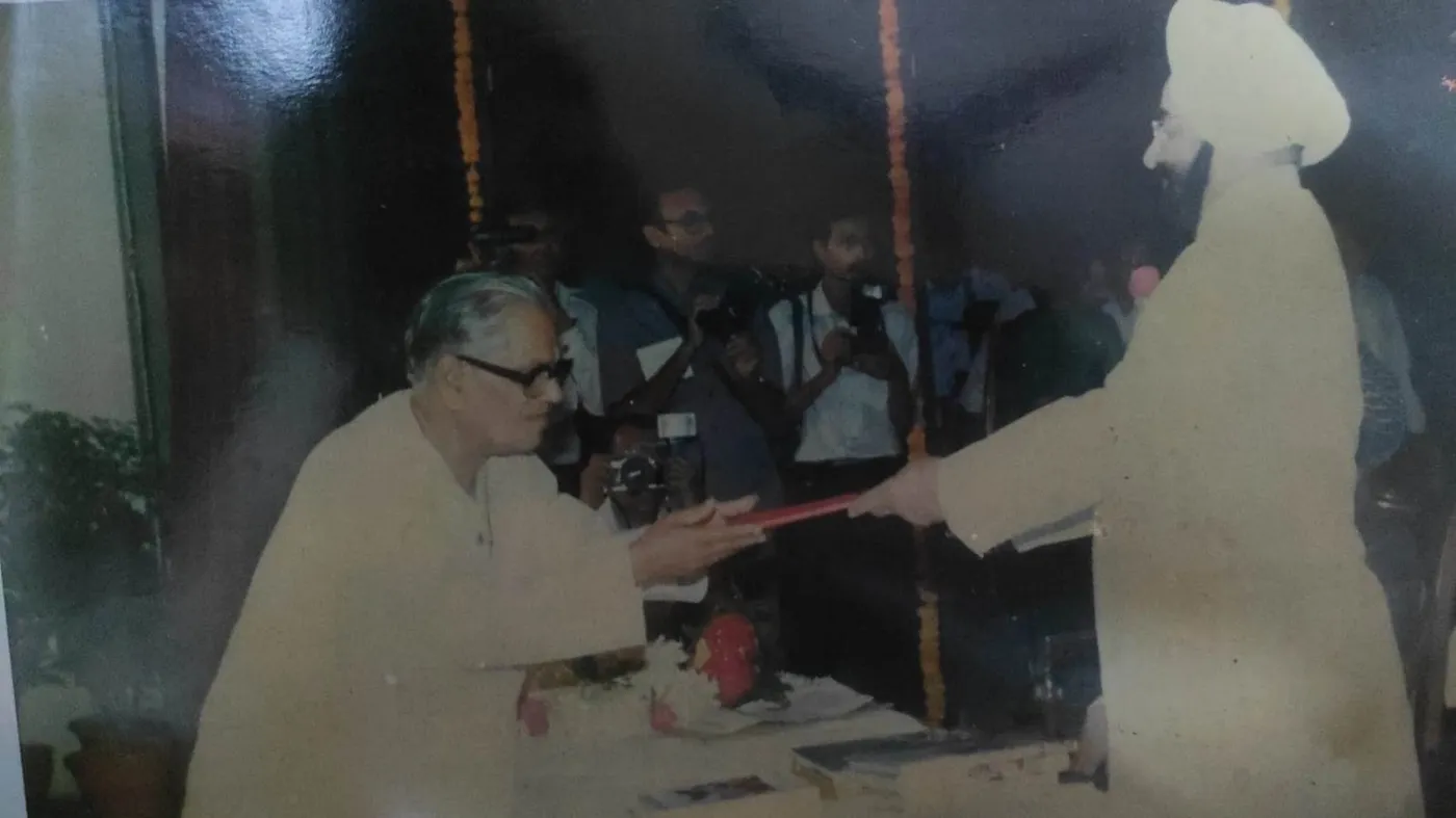 Late Pt. Prabhakar Chari being felicitated by President Giani Zail Singh